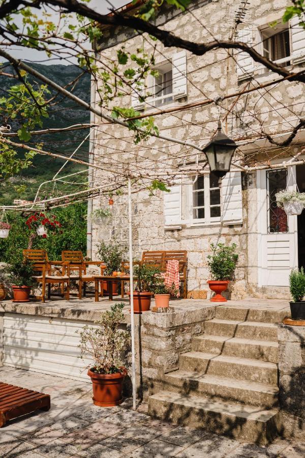 White Shutters House Villa Рисан Екстериор снимка