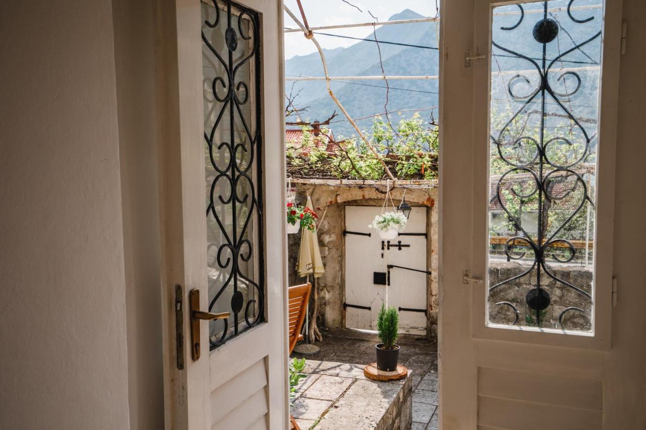 White Shutters House Villa Рисан Екстериор снимка