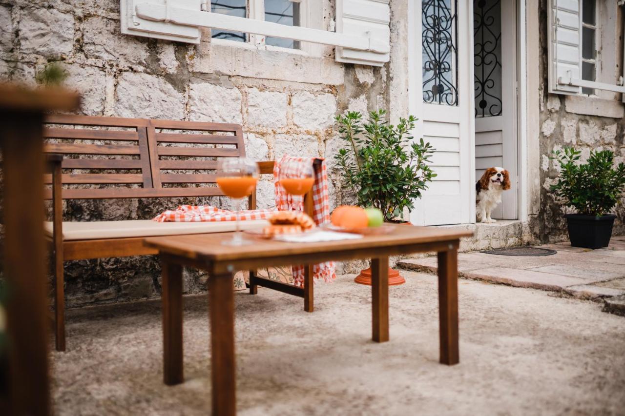 White Shutters House Villa Рисан Екстериор снимка