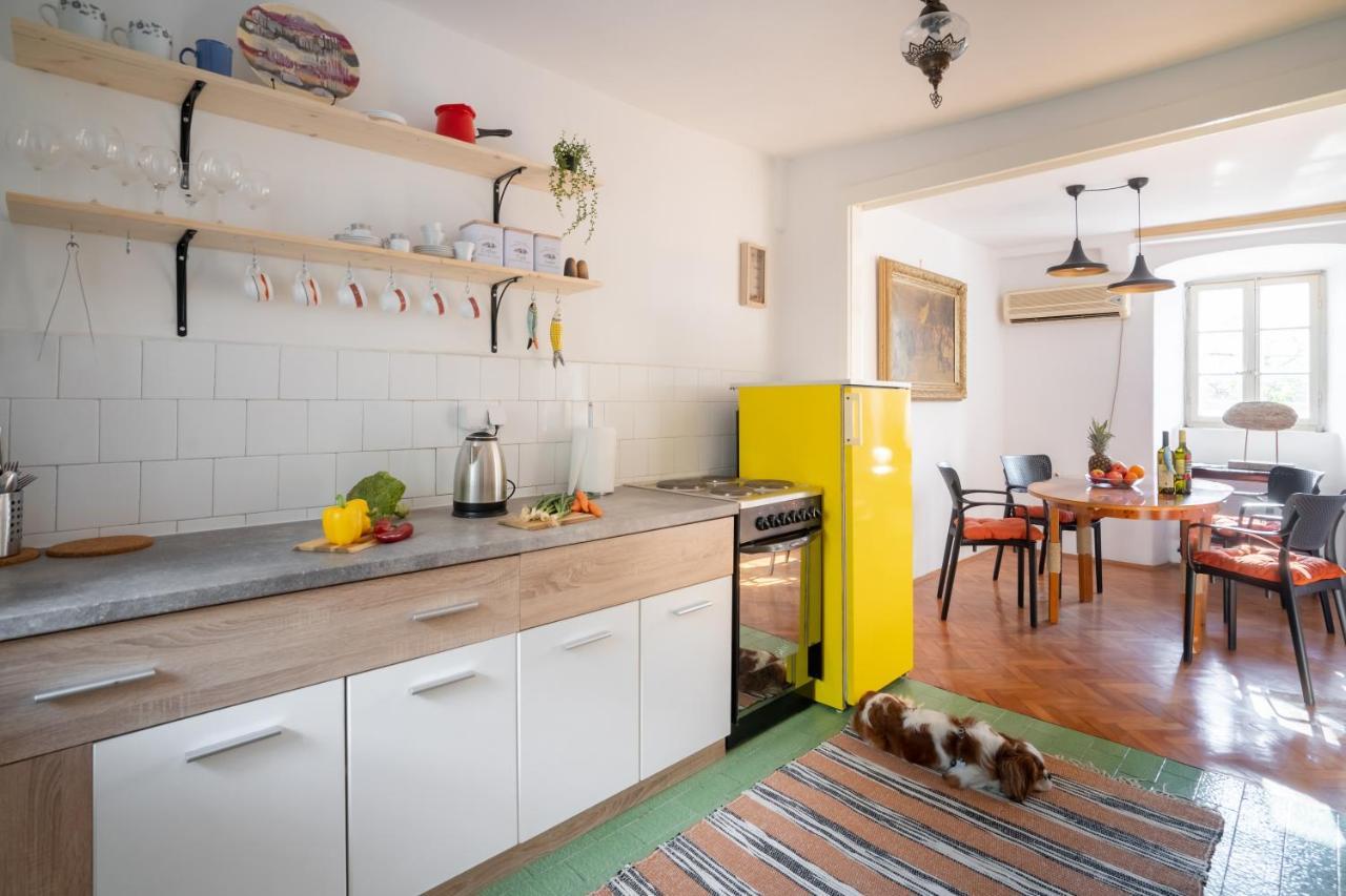 White Shutters House Villa Рисан Екстериор снимка